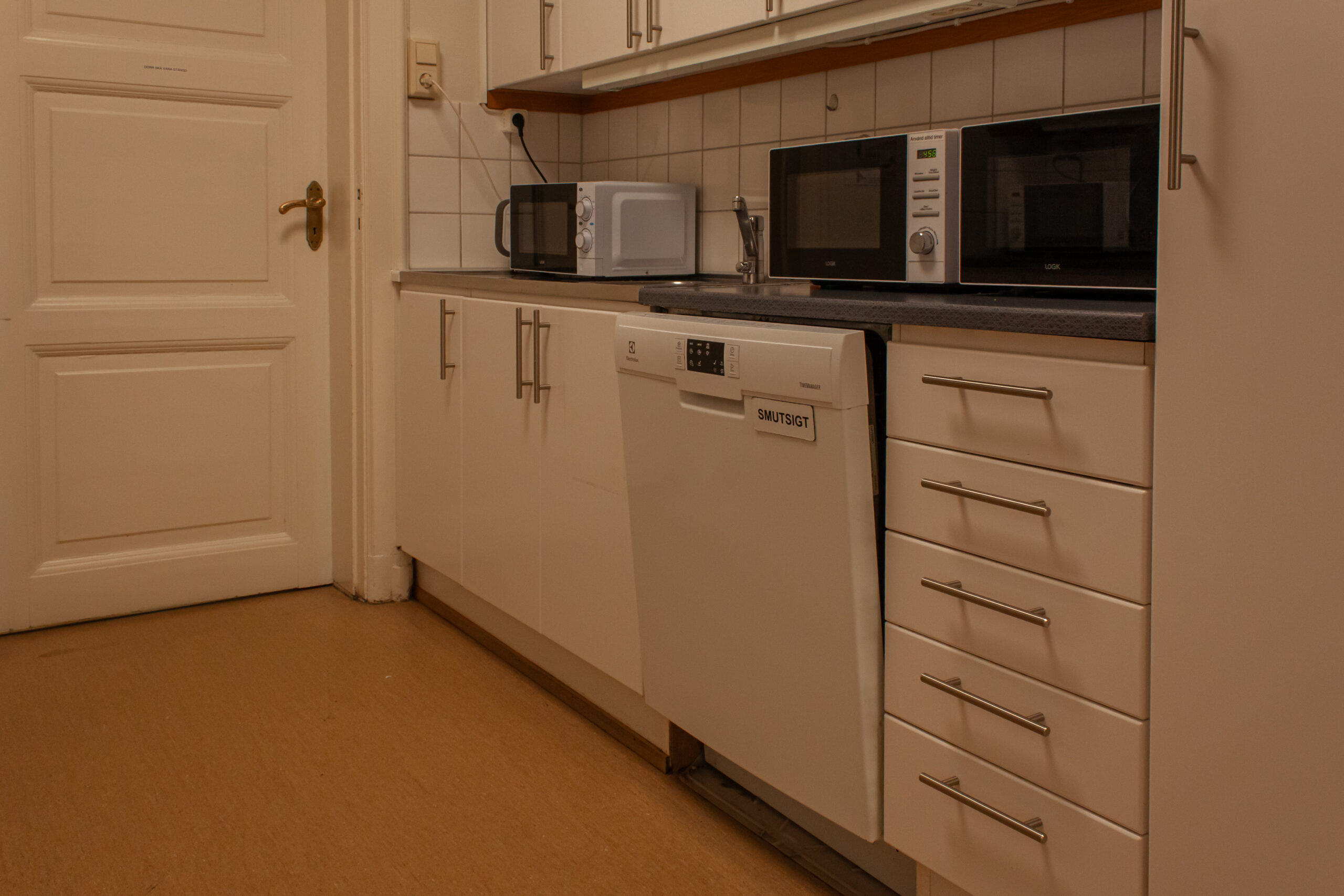 Studerandekök med mikro, diskmaskin, kyl, porslin och bestick